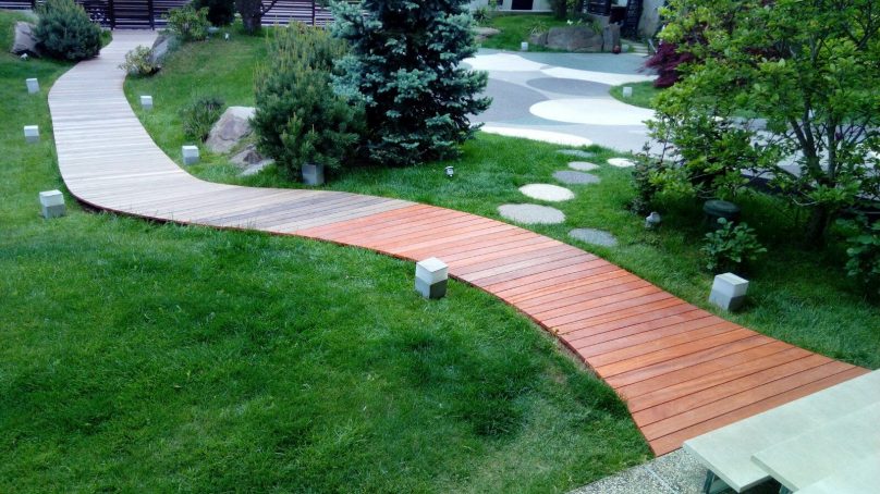 Alee placata cu lemn